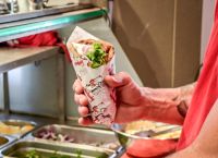 Σουβλάκι: Από τα €2 στα €4-5 – Γιατί το Εθνικό Street Food Γίνεται Ακριβότερο Σουβλάκι: Από τα €2 στα €4-5 – Γιατί το Εθνικό Street Food Γίνεται Ακριβότερο