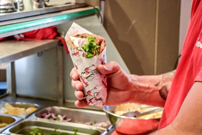 Σουβλάκι: Από τα €2 στα €4-5 – Γιατί το Εθνικό Street Food Γίνεται Ακριβότερο