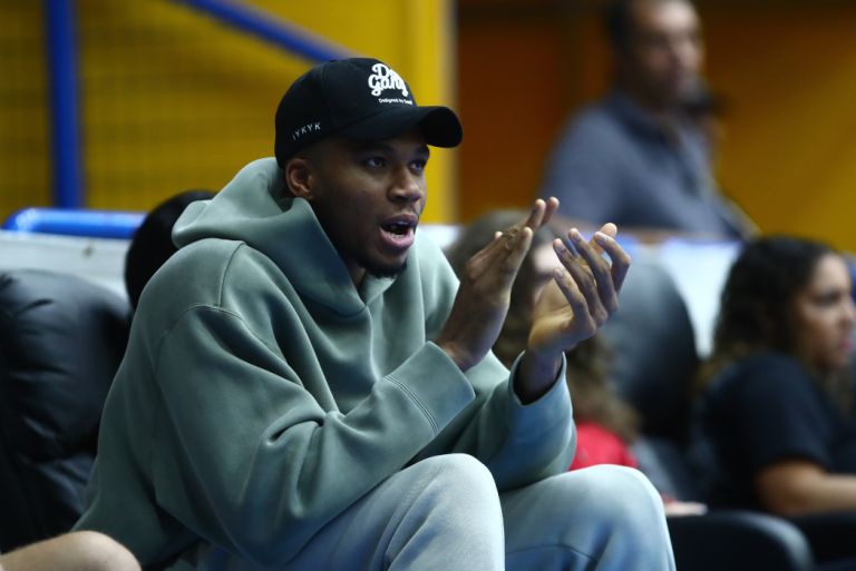 Θανάσης Αντετοκούνμπο: Το Εντυπωσιακό Καλάθι που «Τρέλανε» τον Γιάννη – Highlights από Bucks vs Pistons