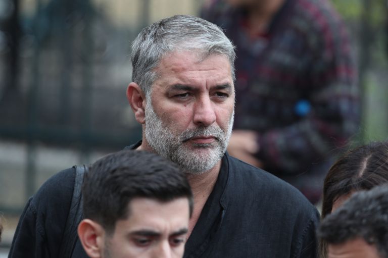 Ένοχος για το τροχαίο στη Φιλοθέη ο Βασίλης Μπισμπίκης — Χρηματική ποινή 7.000 ευρώ και έφεση από τον ηθοποιό