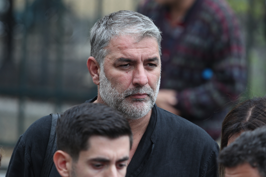 Ένοχος για το τροχαίο στη Φιλοθέη ο Βασίλης Μπισμπίκης — Χρηματική ποινή 7.000 ευρώ και έφεση από τον ηθοποιό