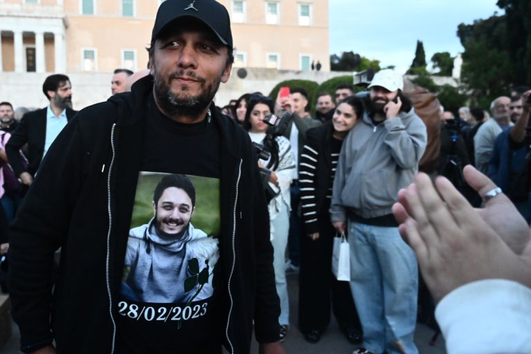 Τέμπη: Αναβάλλεται η Εκταφή της Σορού του Γιου του Πάνου Ρούτσι – Νέα Διαδικασία με Τεχνικό Σύμβουλο