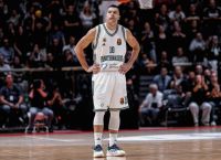 Ο Σλούκας σε αμήχανη στιγμή: Ο λόγος που ήταν ημίγυμνος στον εθνικό ύμνο [vid]