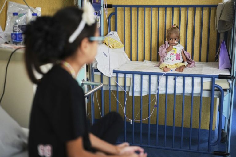 Γάζα: Παιδιά πεθαίνουν περιμένοντας διακομιδή – Ο ΠΟΥ ζητά άμεσο άνοιγμα ασφαλών ιατρικών διαδρομών