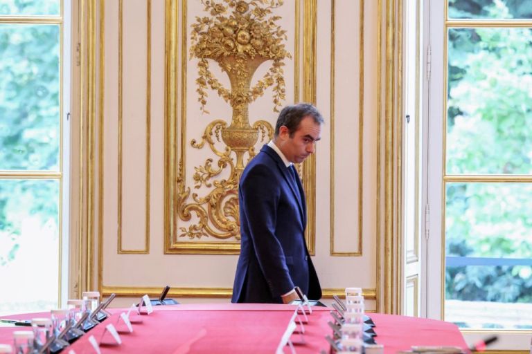 Γαλλία: Υποβάθμιση από S&P – Αβεβαιότητα για Προϋπολογισμό και Συντάξεις