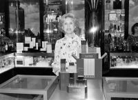 Estée Lauder: Η Γυναίκα που Μετέτρεψε την Ομορφιά σε Αυτοκρατορία Estée Lauder: Η Γυναίκα που Μετέτρεψε την Ομορφιά σε Αυτοκρατορία