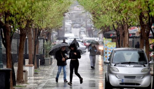 Κακοκαιρία BYRON: Σφοδρές βροχές και καταιγίδες – Στο “κόκκινο” οκτώ περιοχές, κλειστά σχολεία