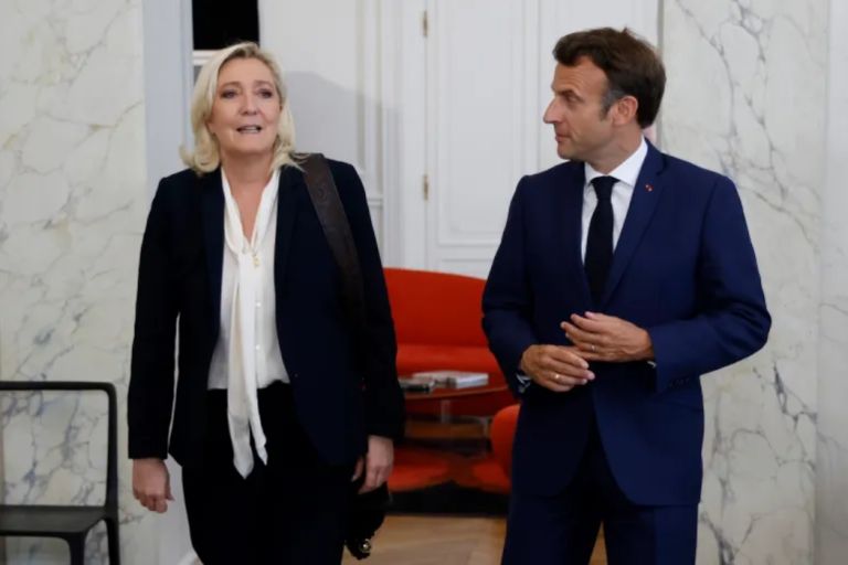 Η Γαλλία σε αναταραχή: Ο Μακρόν μένει, Ολάντ “επιστρέφει”, η Λεπέν πλησιάζει στην εξουσία