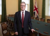 Βρετανία: Μετωπική Στάρμερ με Τράπεζες – Το Σίτι σε Επιφυλακή για Φορολογικές Αυξήσεις