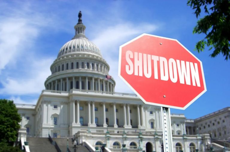 Επίσημα σε shutdown οι ΗΠΑ – Τι σημαίνει η διακοπή λειτουργίας της κυβέρνησης