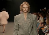 Το φτερωτό comeback: Τα πούπουλα απογειώνουν τη μόδα της άνοιξης 2026 Το φτερωτό comeback: Τα πούπουλα απογειώνουν τη μόδα της άνοιξης 2026