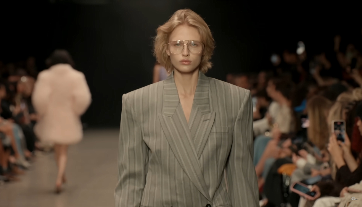 Το φτερωτό comeback: Τα πούπουλα απογειώνουν τη μόδα της άνοιξης 2026