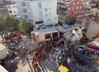 Κατάρρευση Κτηρίου στην Τουρκίας: 4 Νεκροί από Οικογένεια, Διασώθηκε 18χρονη – 900+Διασώστες, 161 Όχηματα