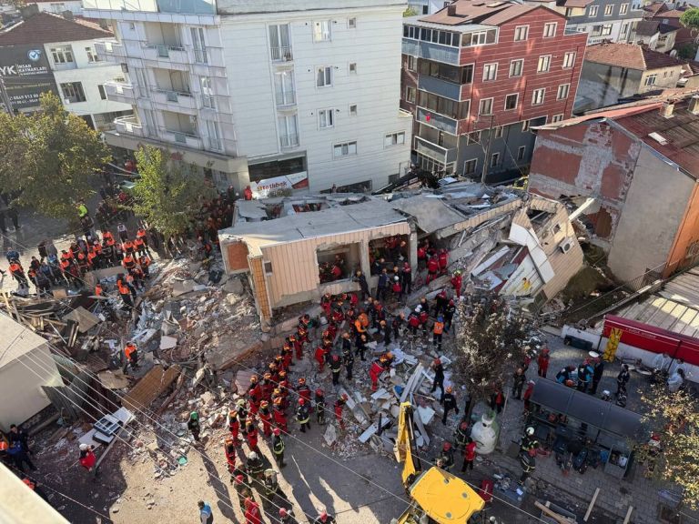 Κατάρρευση Κτηρίου στην Τουρκίας: 4 Νεκροί από Οικογένεια, Διασώθηκε 18χρονη – 900+Διασώστες, 161 Όχηματα