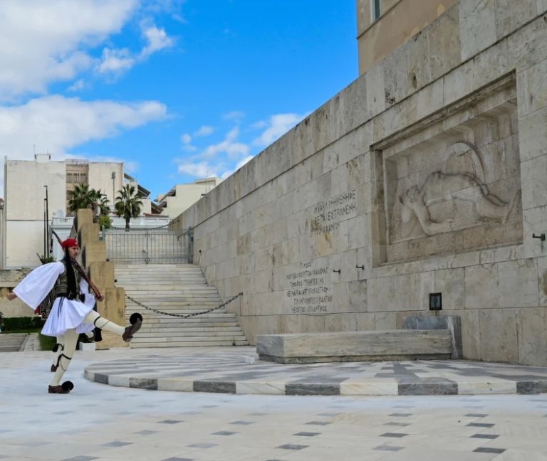 Ασπίδα γύρω από τον Άγνωστο Στρατιώτη: Νόμος απαγορεύει διαμαρτυρίες στο Σύνταγμα