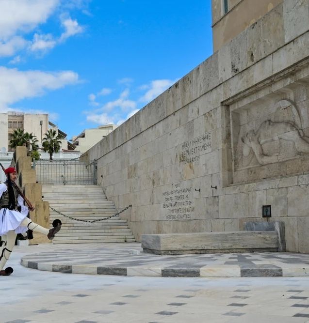 Ασπίδα γύρω από τον Άγνωστο Στρατιώτη: Νόμος απαγορεύει διαμαρτυρίες στο Σύνταγμα