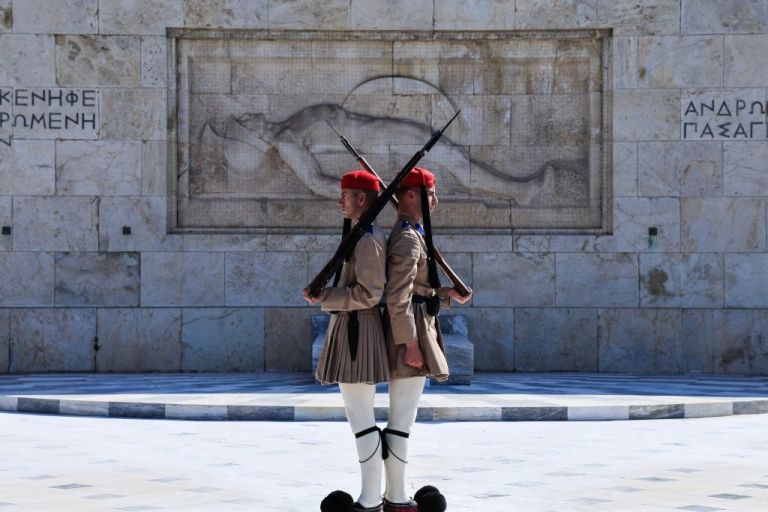 Παρελάσεις με φόντο διαμαρτυρίες και τροπολογίες – Το μήνυμα Μητσοτάκη για ομοψυχία