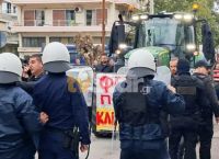 Ένταση στη Λιβαδειά: Αγρότες έσπασαν τον αστυνομικό κλοιό και αποδοκίμασαν τον Τσιάρα Ένταση στη Λιβαδειά: Αγρότες έσπασαν τον αστυνομικό κλοιό και αποδοκίμασαν τον Τσιάρα