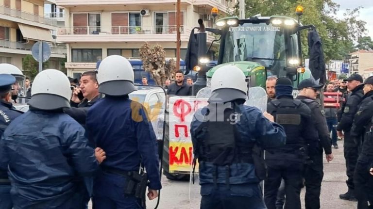 Ένταση στη Λιβαδειά: Αγρότες έσπασαν τον αστυνομικό κλοιό και αποδοκίμασαν τον Τσιάρα