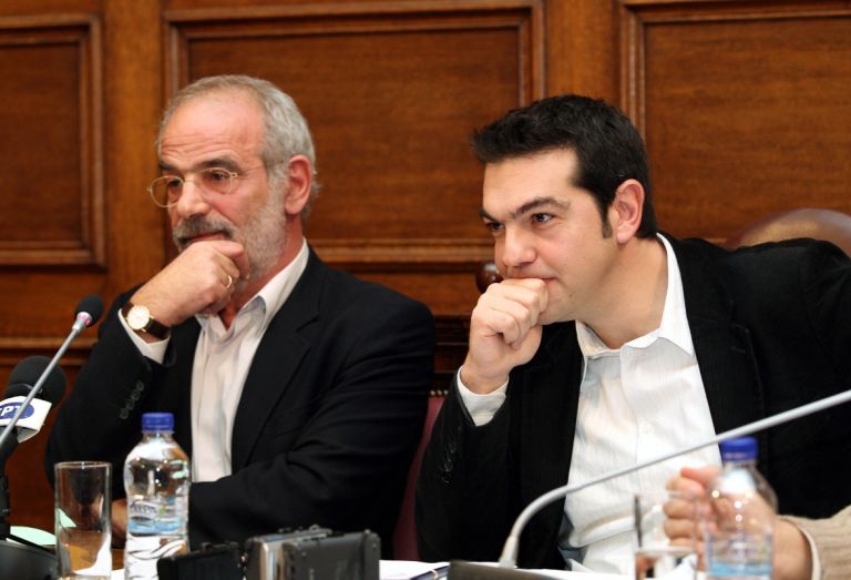 Ο Αλέκος Αλαβάνος “καρφώνει” Τσίπρα: «Δεν έχει θέση στην Αριστερά – Μόνη ρεαλιστική επιλογή ο Μητσοτάκης»