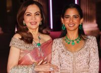 Isha και Nita Ambani: Πολυτέλεια Ινδικής Χάρης στο Pink Ball του Βρετανικού Μουσείου Isha και Nita Ambani: Πολυτέλεια Ινδικής Χάρης στο Pink Ball του Βρετανικού Μουσείου