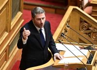 Ανδρουλάκης εξαπολύει πυρά: «Έφεραν τον ψεύτικο Φραπέ στη Βουλή – τον κανονικό τον εξαφάνισαν»