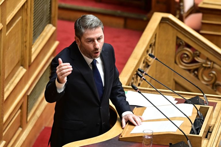 Ανδρουλάκης εξαπολύει πυρά: «Έφεραν τον ψεύτικο Φραπέ στη Βουλή – τον κανονικό τον εξαφάνισαν»