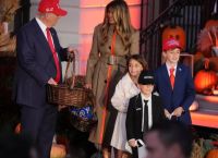 Halloween στον Λευκό Οίκο: Τραμπ και Μελάνια ενθουσιάστηκαν με τους μικρούς σωσίες τους Halloween στον Λευκό Οίκο: Τραμπ και Μελάνια ενθουσιάστηκαν με τους μικρούς σωσίες τους