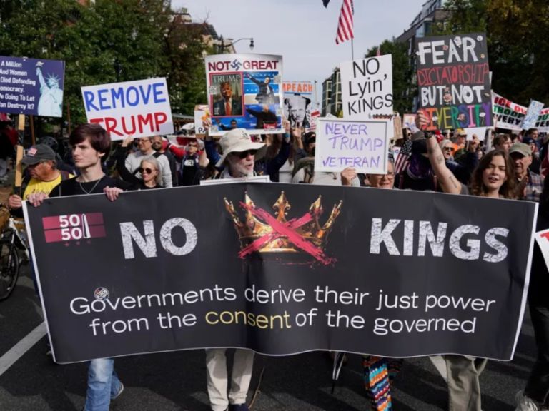 «No Kings»: Χιλιάδες στους δρόμους των ΗΠΑ ενάντια στην πολιτική του Ντόναλντ Τραμπ
