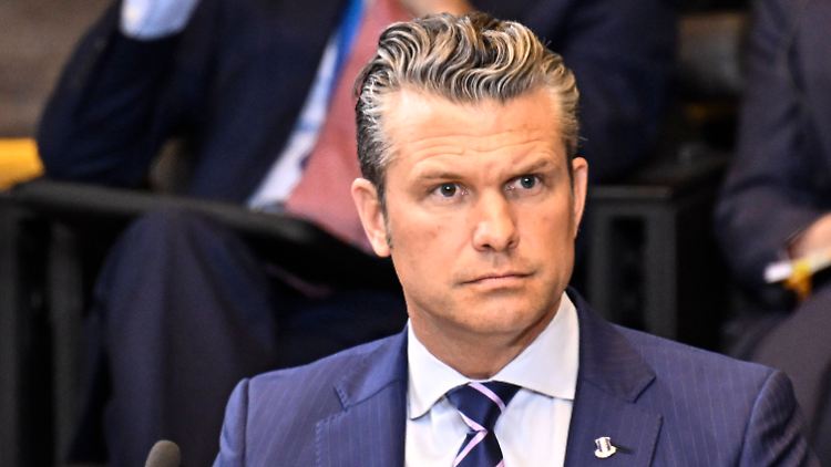 Hegseth από Βρυξέλλες: «Περισσότερα όπλα στην Ουκρανία για να τελειώσουμε τον πόλεμο»