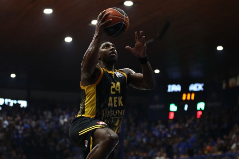 Λέβιτσε – ΑΕΚ 69-71: Ο Μπάρτλεϊ υπέγραψε το «διπλό» και το απόλυτο της Ένωσης στο BCL