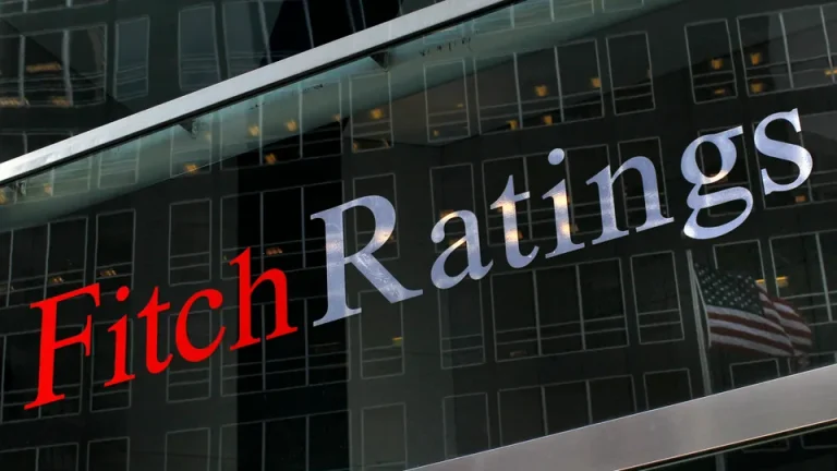 Fitch: Αναβάθμιση σε BBB- για Πειραιώς και Alpha – Θετικό Outlook σε Eurobank και ΕΤΕ
