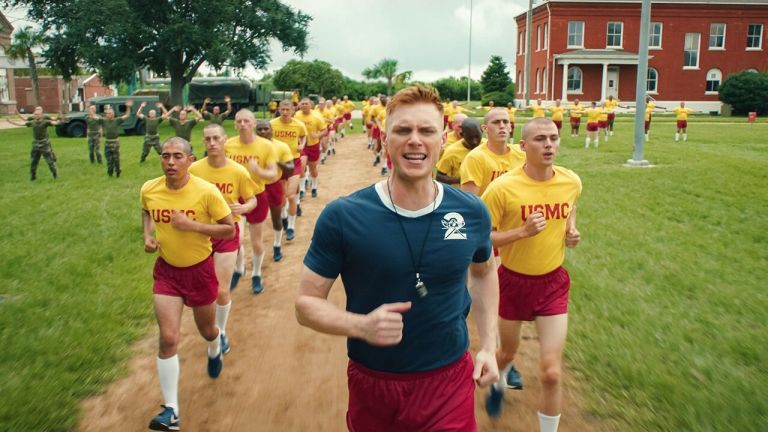 «Boots»: Η Σειρά Netflix που Αποδομεί την Ομοφοβία στον Στρατό – «Woke Σκουπίδι»