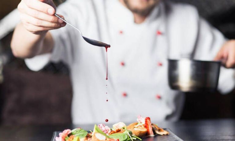 Συνελήφθη πασίγνωστος τηλεοπτικός σεφ για χρέη άνω των 350.000 ευρώ προς το Δημόσιο