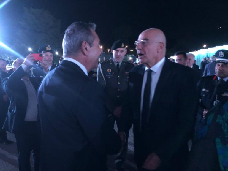 Δένδιας – Καμμένος: Φιλιά, χειραψίες και πολιτικό rebranding στη μιλιτέρ φιέστα!