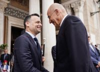 Ο Δένδιας βάζει τάξη στον Δούκα για τον Αγνώστο Στρατιώτη Ο Δένδιας βάζει τάξη στον Δούκα για τον Αγνώστο Στρατιώτη