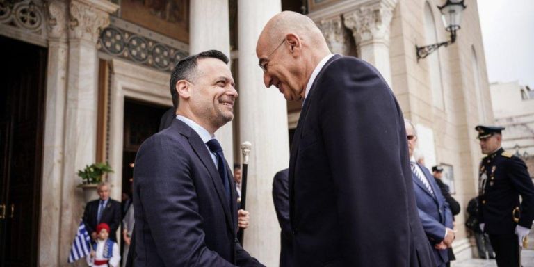 Ο Δένδιας βάζει τάξη στον Δούκα για τον Αγνώστο Στρατιώτη