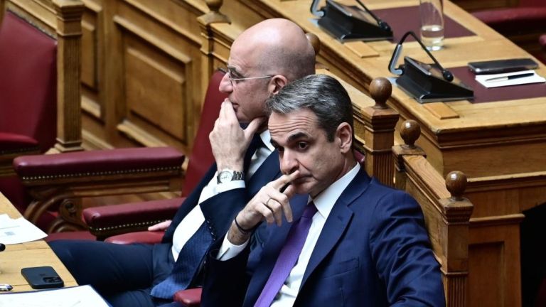 «Πυρά» Δένδια κατά Δούκα — Πολιτικός “πόλεμος” για τον Άγνωστο Στρατιώτη και την ευθύνη καθαριότητας