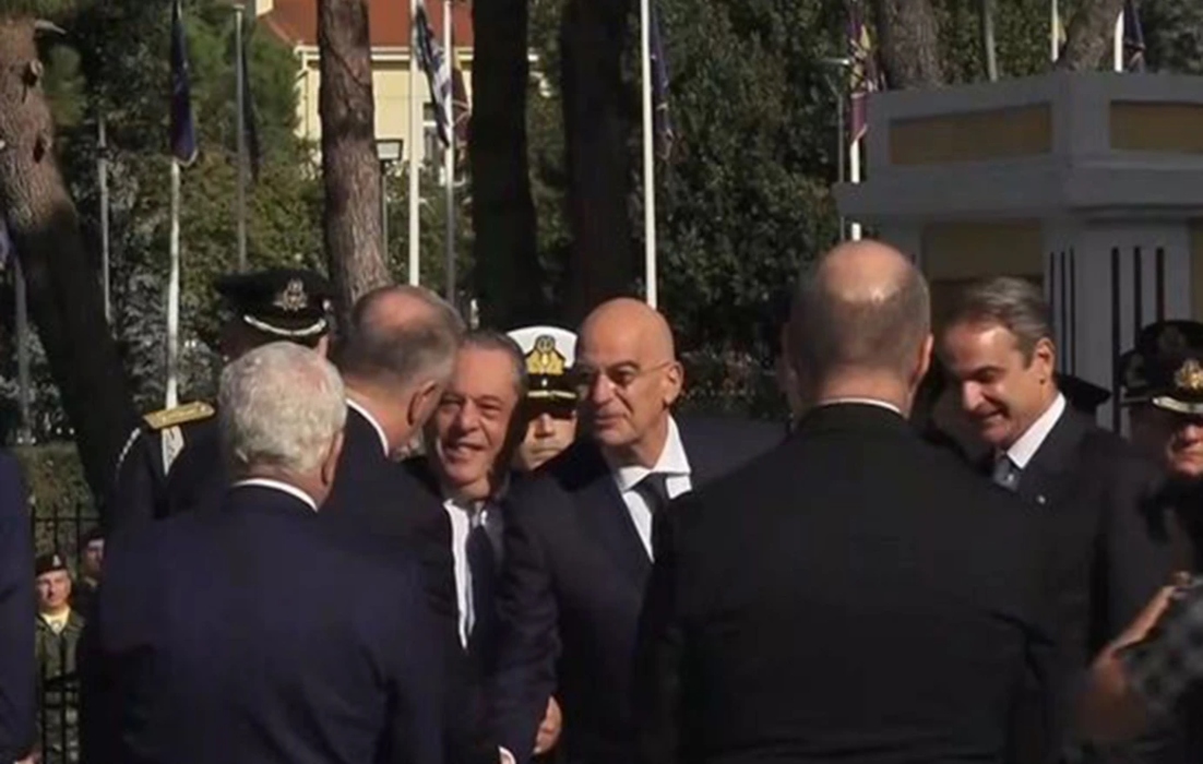 Χειραψία Μητσοτάκη – Δένδια πριν τη στρατιωτική παρέλαση της 28ης Οκτωβρίου [vid]