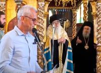 Ένταση σε σχολική λειτουργία: Ο Μητροπολίτης Δωδώνης επέπληξε διευθυντή για το ντύσιμό του στην εκκλησία