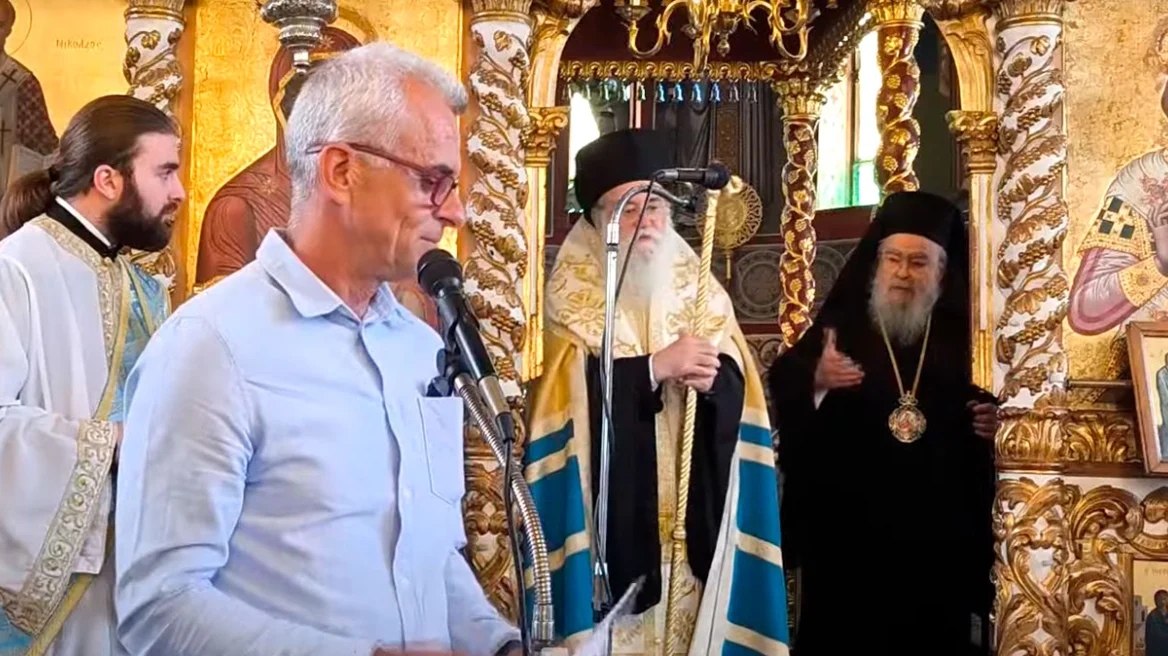 Ένταση σε σχολική λειτουργία: Ο Μητροπολίτης Δωδώνης επέπληξε διευθυντή για το ντύσιμό του στην εκκλησία
