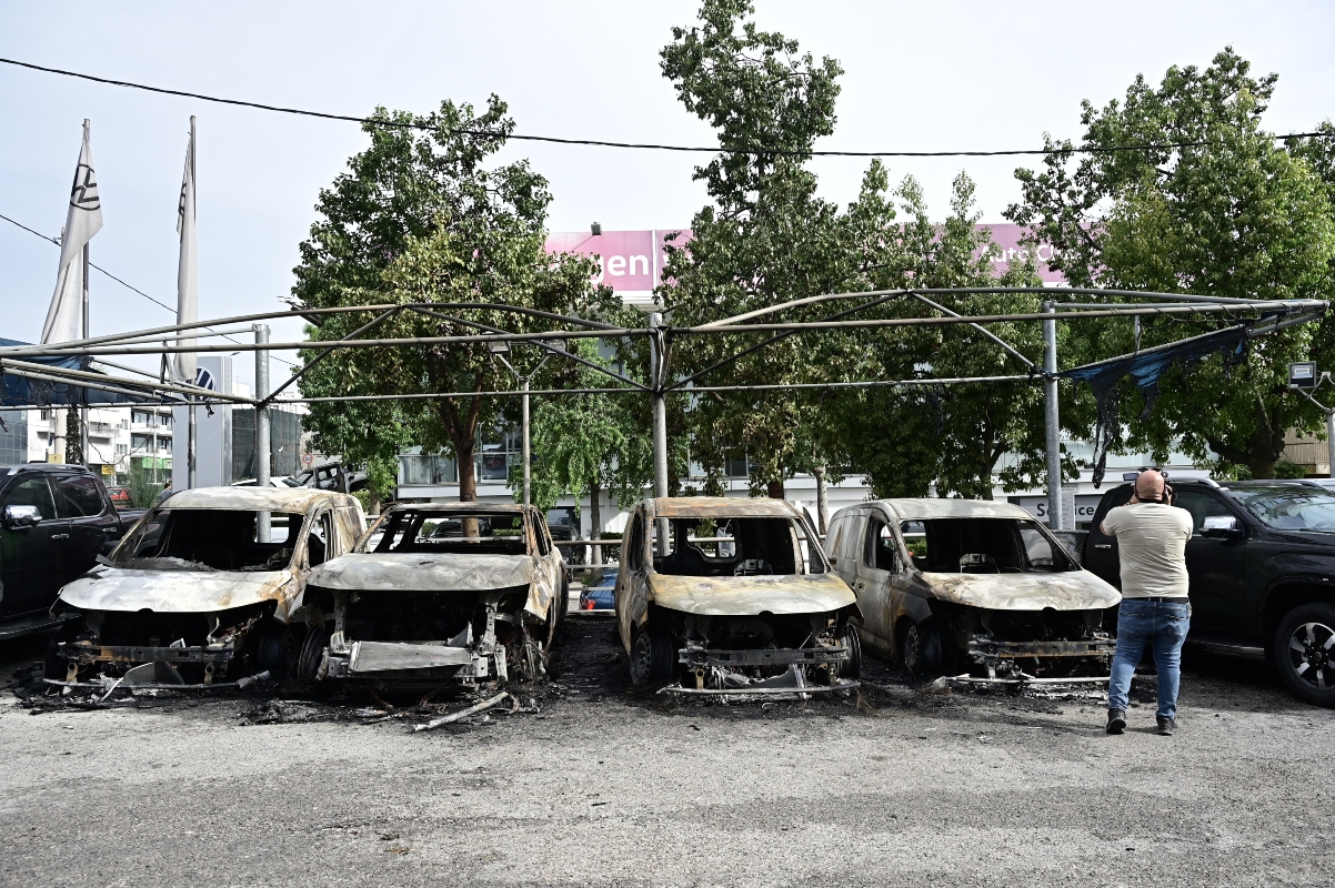 Εμπρηστική επίθεση σε αντιπροσωπεία οχημάτων στη Νέα Φιλαδέλφεια