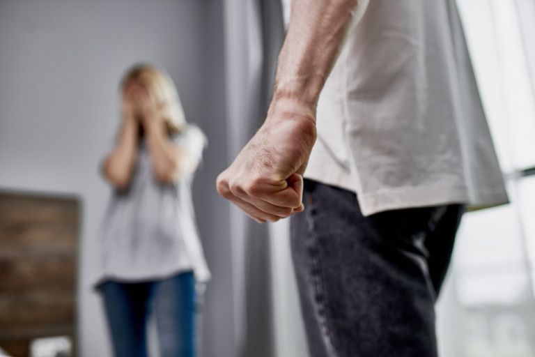 «Ήταν τρυπημένη σε όλο το πρόσωπο με πηρούνι» – Σοκ με την κακοποίηση εγκύου από τον σύζυγό της