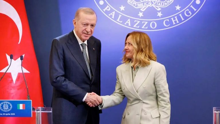 Το κομπλιμέντο Ερντογάν στην Μελόνι και οι σπόντες για το κάπνισμα