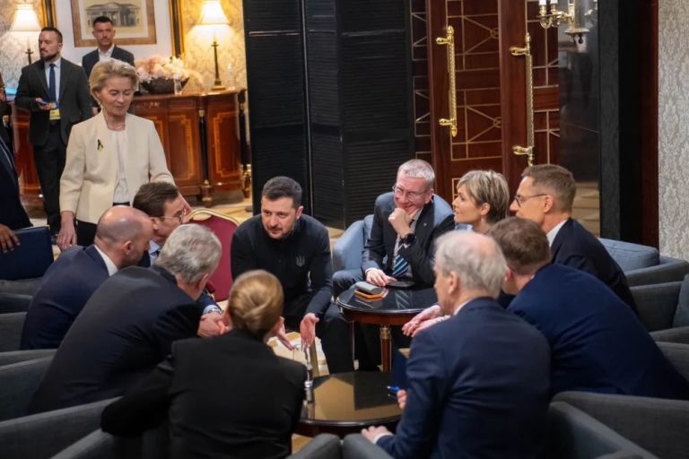 Ευρωπαίοι σχεδιάζουν οικονομική «ασπίδα» για Ζελένσκι με ρωσικά κεφάλαια – φόβοι για συμφωνία Τραμπ-Πούτιν