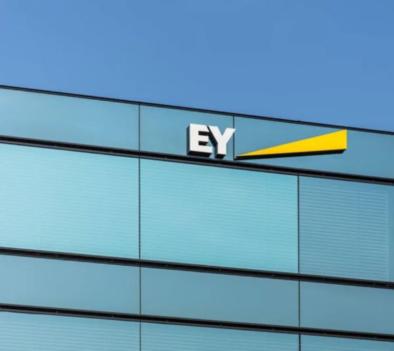 EY: Παγκόσμια έσοδα 53,2 δισ. δολάρια το 2025–Η τεχνητή νοημοσύνη,στρατηγικές συμμαχίες οδηγούν την ανάπτυξη