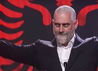 Φλοριάν Μπινάι: Ο «Αλβανός Ζελένσκι» Κατεβαίνει για Δήμαρχος Τιράνων με Υποστήριξη Μπερίσα Φλοριάν Μπινάι: Ο «Αλβανός Ζελένσκι» Κατεβαίνει για Δήμαρχος Τιράνων με Υποστήριξη Μπερίσα