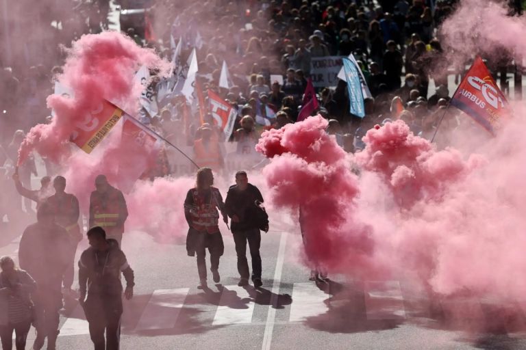 Γαλλία: Ξεχύνονται στους δρόμους οι πολίτες – Διαδηλώσεις κατά περικοπών στον προϋπολογισμό σε όλη τη χώρα