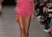 Το φτερωτό comeback: Τα πούπουλα απογειώνουν τη μόδα της άνοιξης 2026