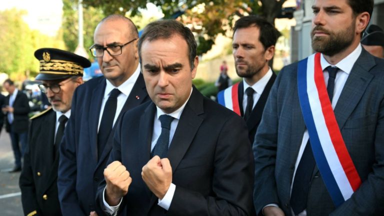 Γαλλία: Παλιά πρόσωπα και άγνωστοι τεχνοκράτες – Η νέα κυβέρνηση Λεκορνί υπό πολιορκία μομφής
